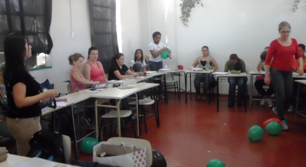  professora abordou a sobrecarga de trabalho, a responsabilidade e o comprometimento com as equipes e os pacientes.